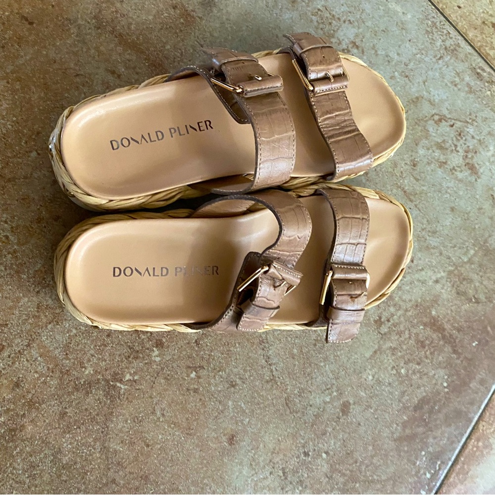 Brand new Donald Pilner woman’s sandals